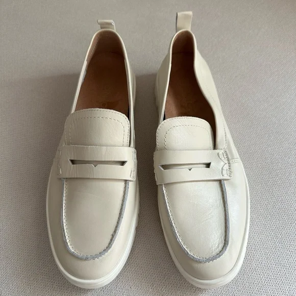 VIONIC UPTOWN LOAFER CREAM LEATHER SIZE 8.5 NEVER WORN